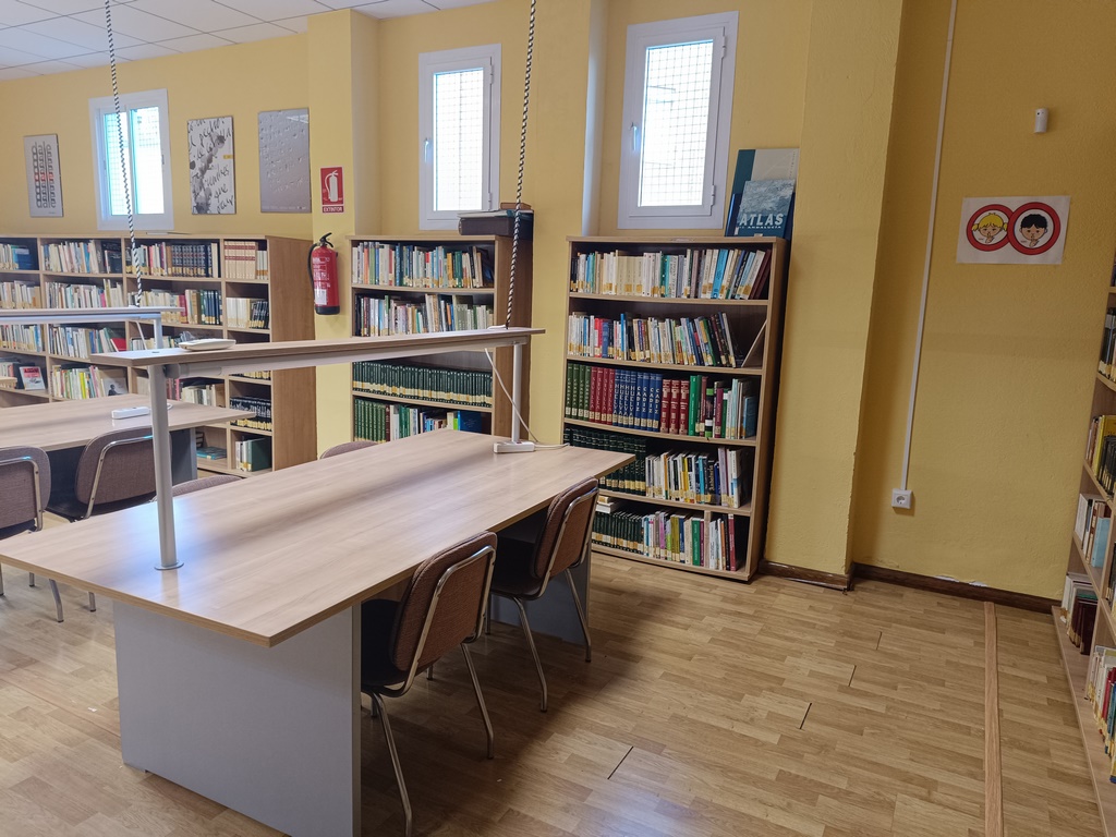 Biblioteca municipal y sala de baile